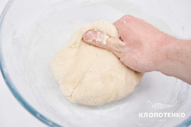 Замесите тугое плотное тесто