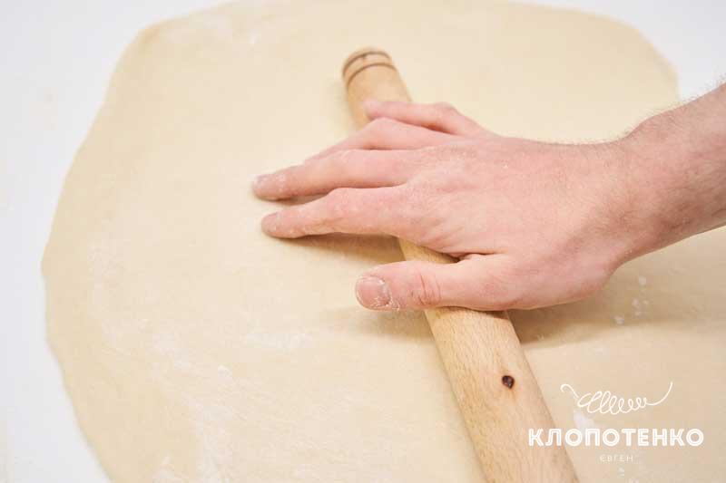 Раскатайте тесто