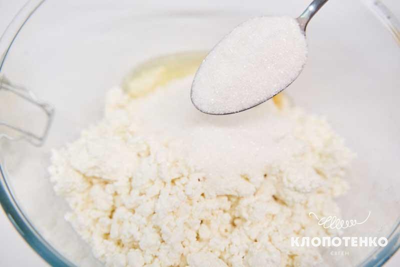 Смешайте творог с яйцом и сахаром