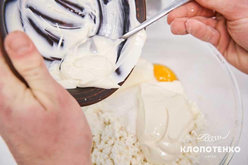 Добавьте сметану