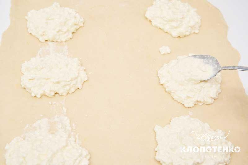 Выложите на тесто начинку