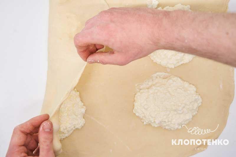 Заверните тесто с обеих сторон