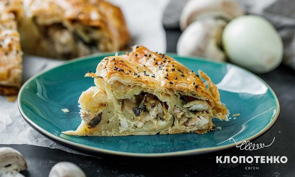 Закритий пиріг із курячими стегнами