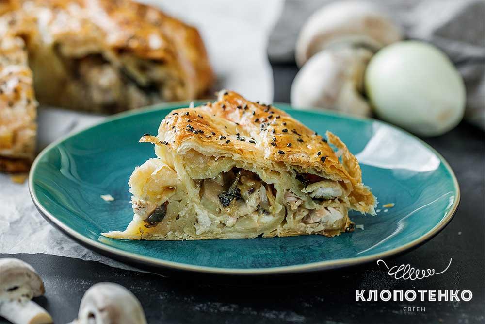 Закритий пиріг із курячими стегнами