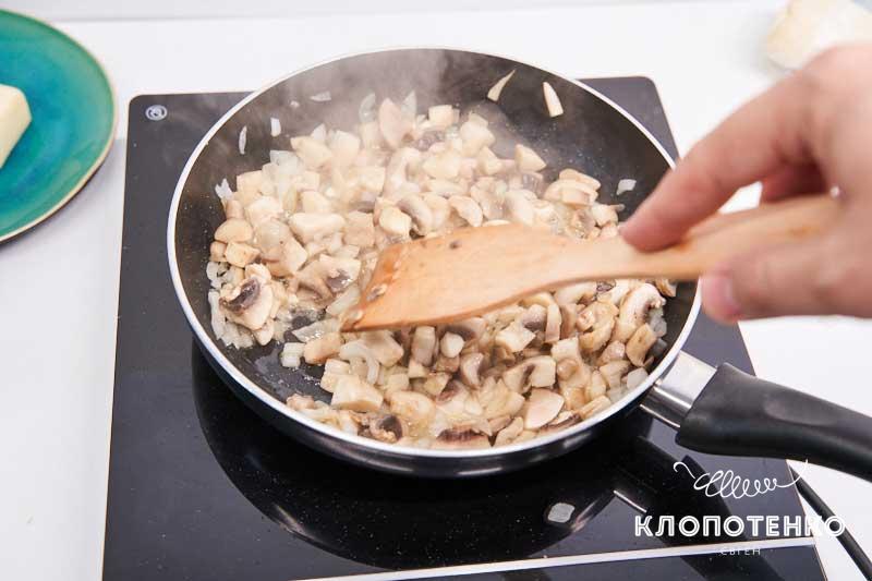 Обжарьте лук с грибами
