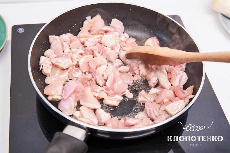 Обжарьте курицу