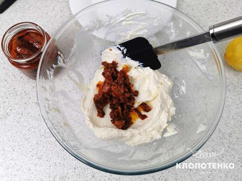 Добавьте вяленые томаты к сыру