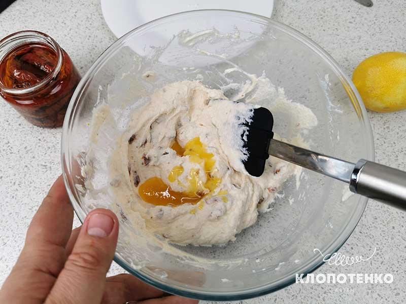 Вылейте прогретый мед в миску с рикоттой