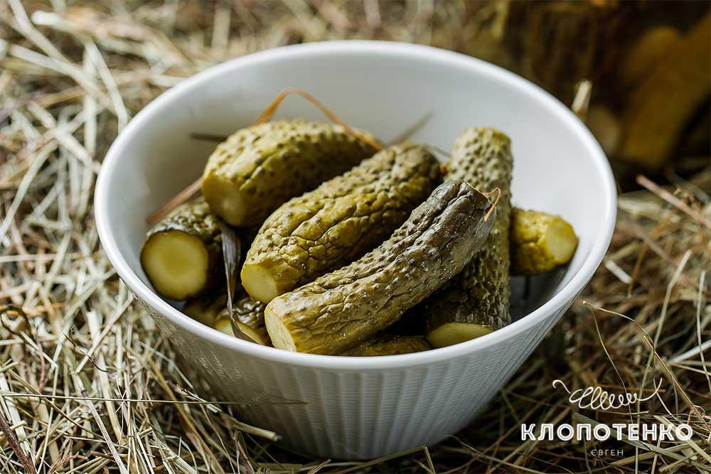 Квашені огірки з сіном