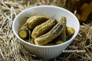 Квашенные огурцы с сеном