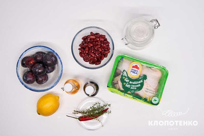 Подготовьте ингредиенты для приготовления запеченных куриных бедер