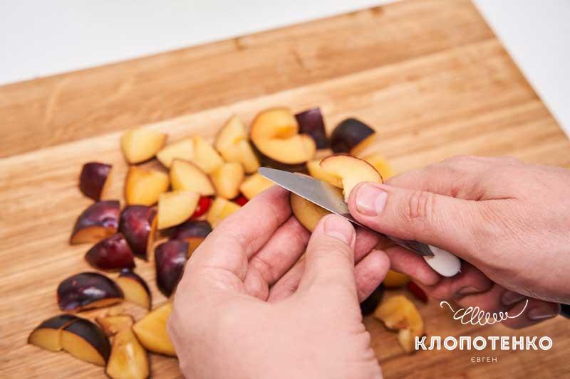 Сливы нарежьте произвольными кусочками
