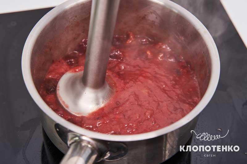 Перебейте соус блендером
