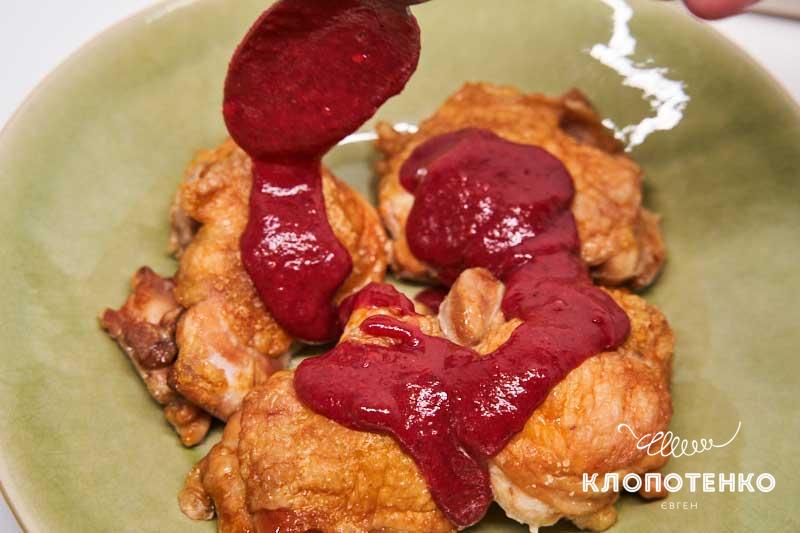 Полейте куриные бедра соусом