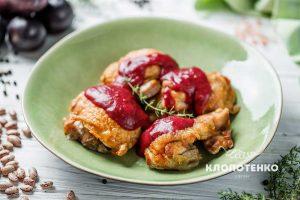 Куриные бедра с соусом из слив