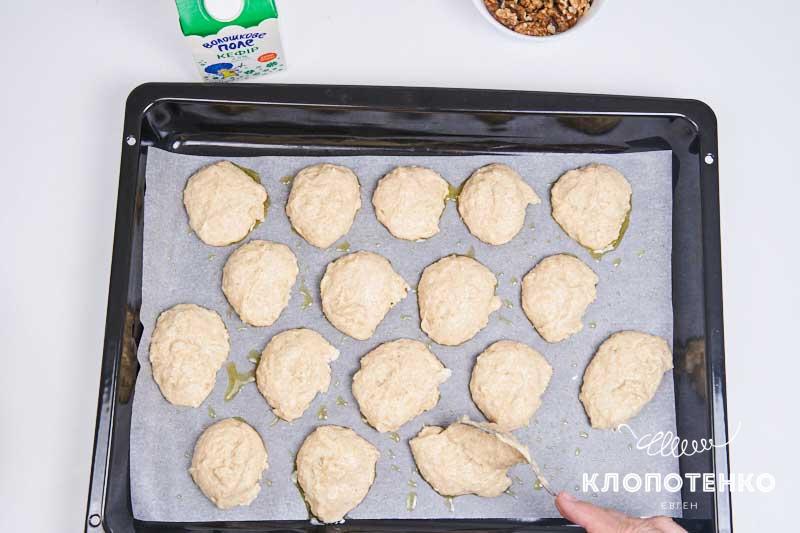 Выкладывайте ложкой кружочки из теста