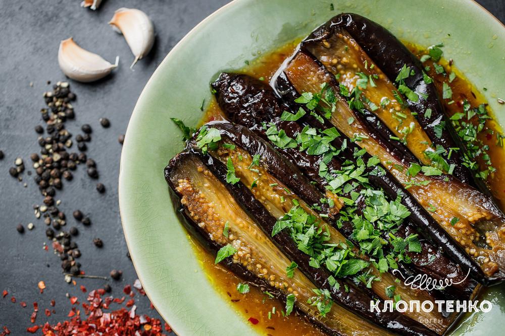 Баклажаны, маринованные с оливковым маслом и специями