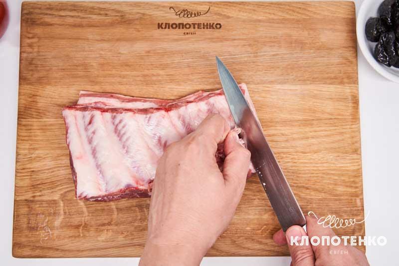 Ребра зачистите от пленок и лишнего жира