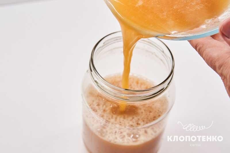 Перелейте процеженный сидр в чистую банку