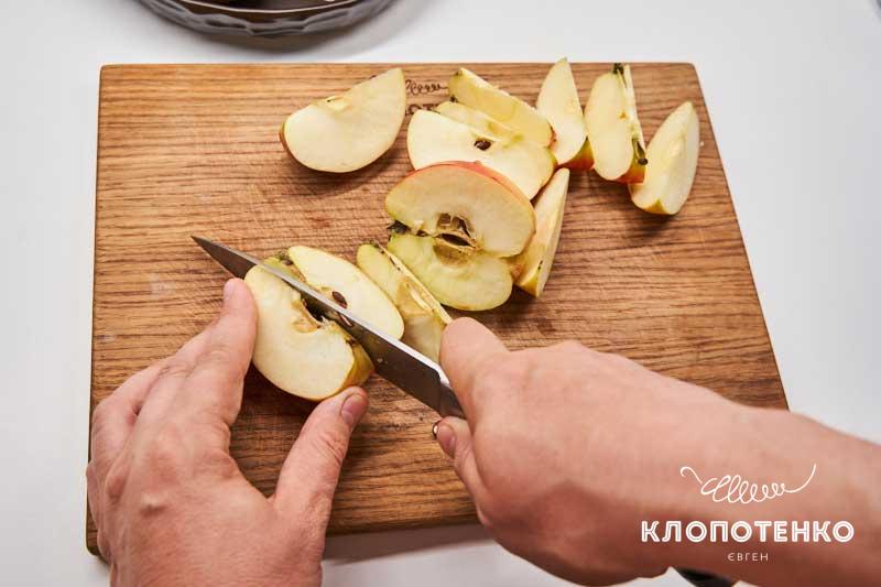 Нарежьте яблоки