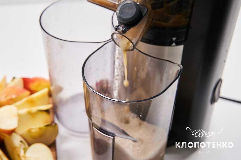 Выжмите из яблок сок