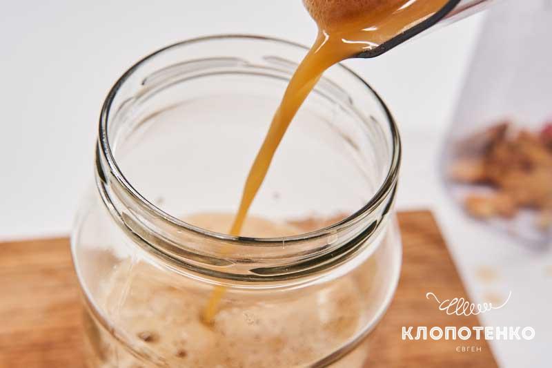 Перелейте сок в банку