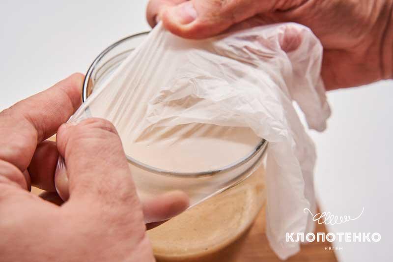 Накройте банку резиновой перчаткой