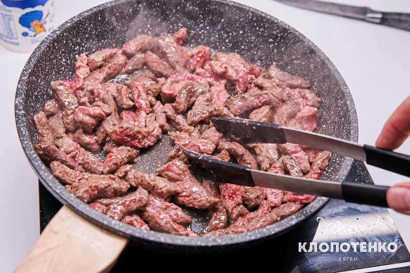 Жарьте говядину на разогретой сковороде