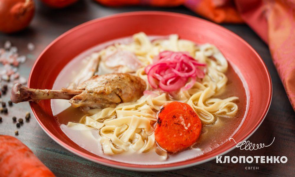 бульон с петуха с домашней лапшой