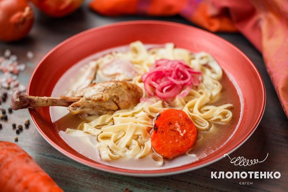 бульон с петуха с домашней лапшой