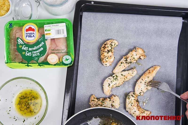 Викладання курки на деко для запікання
