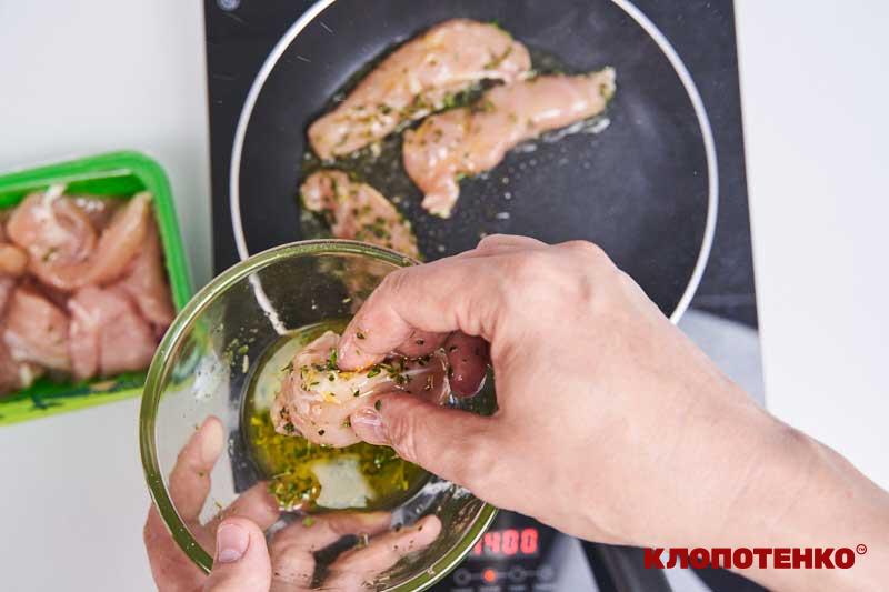 Викладання замаринованої курки на пательню