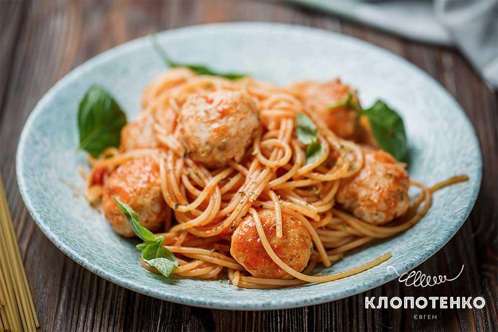 Паста с томатами и мясными болами