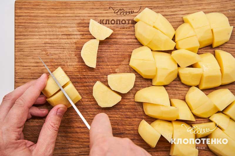 Нарежьте картофель