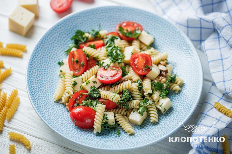 Салат с пастой фузилли, черри и грецкими орехами