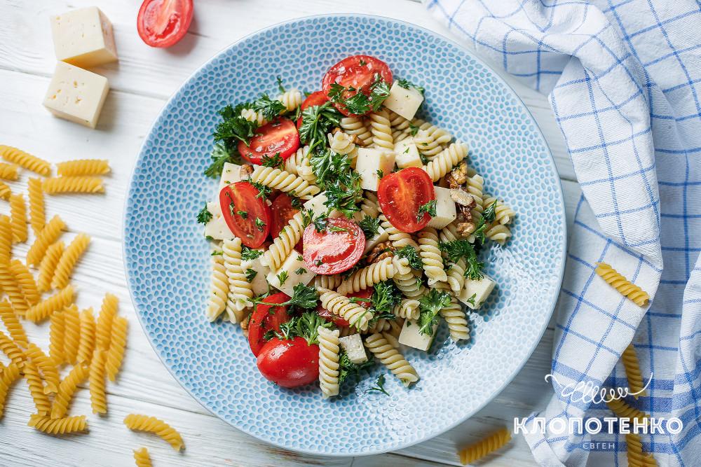 салат с пастой фузилли