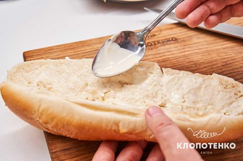 Смажьте соусами