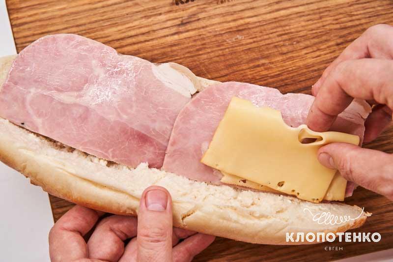 Добавьте ветчину и сыр