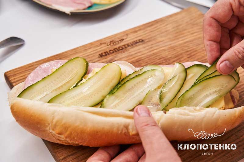 Выложите огурцы