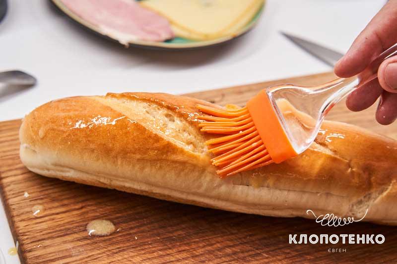 Смажьте булочку маслом