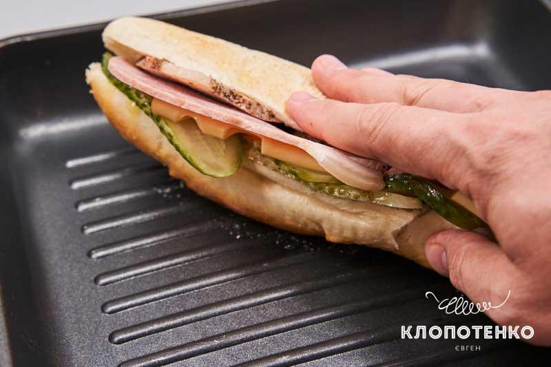 Выложите сэндвич на сковородку