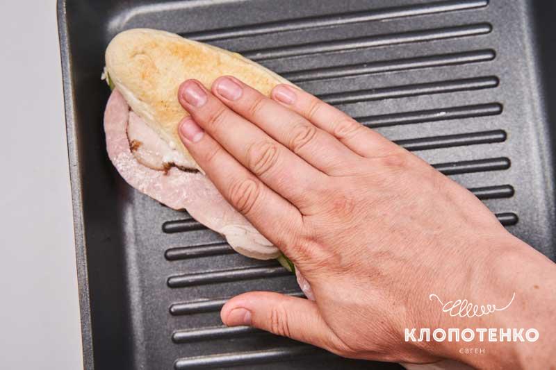 Хорошо прижмите сэндвич рукой