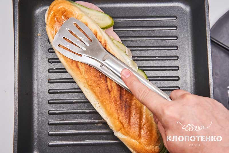 Через минуту переверните сэндвич