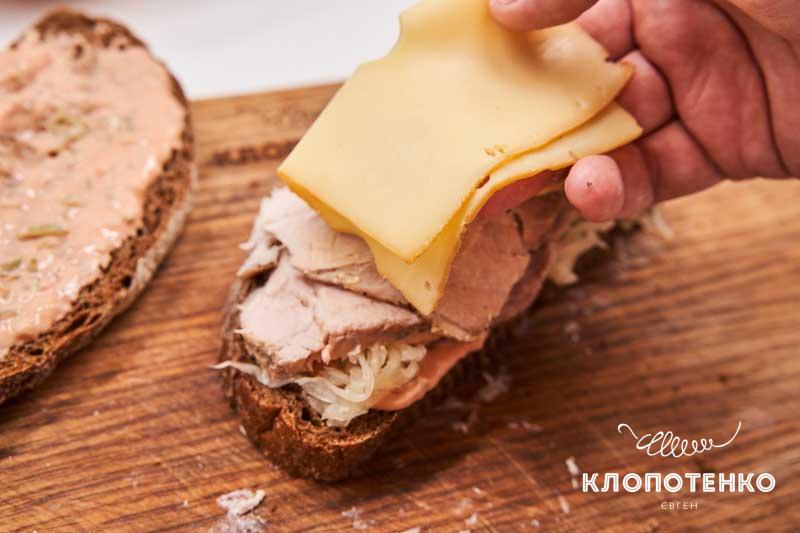 Выложите мясо и сыр