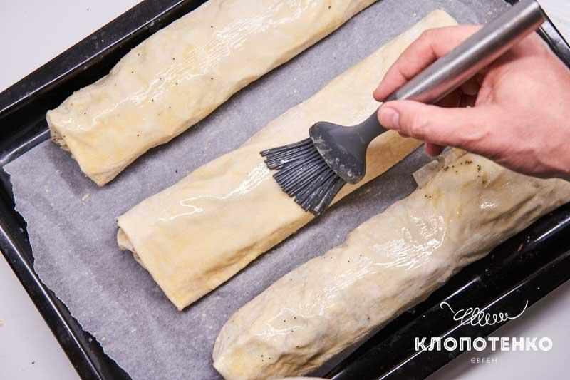 Смажьте сверху сливочным маслом