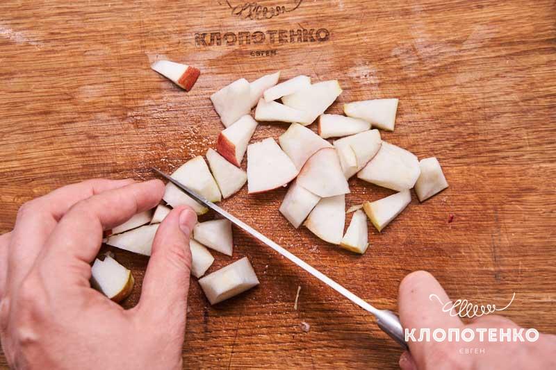 Нарежьте яблоки