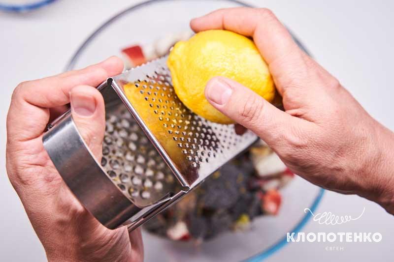 Натрите цедру и выдавите сок лимона