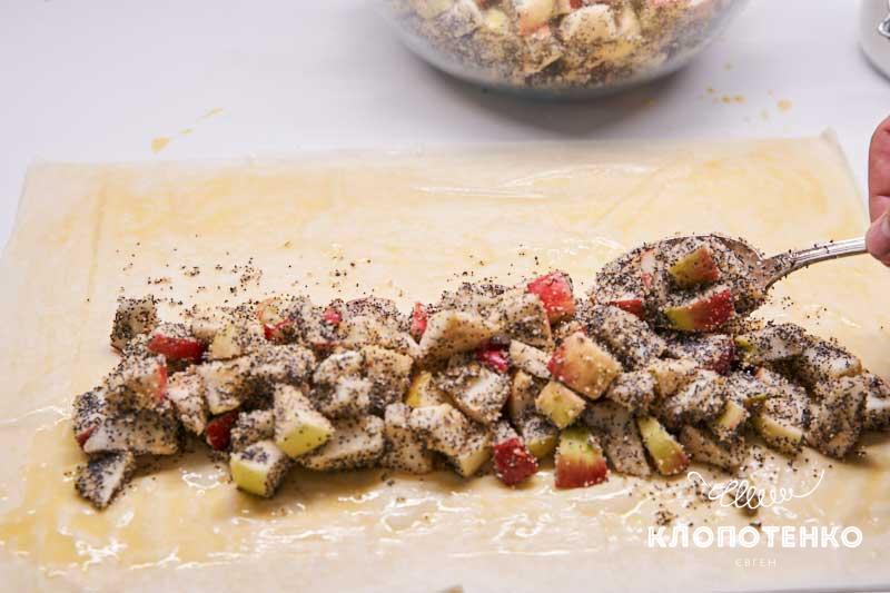 Выложите яблочную начинку