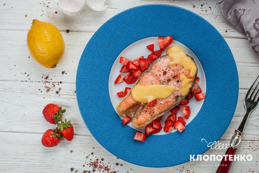 лосось с соусом голландез