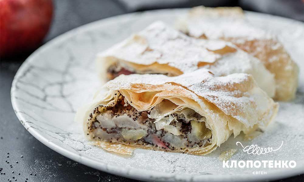 Strudel with apples and poppy seeds